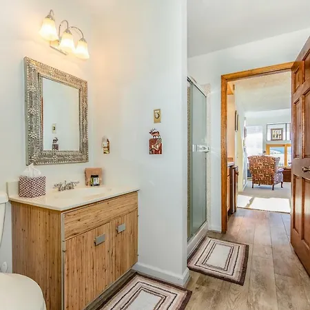 4 Bed 4 Bath Studio Apartment In Fraser